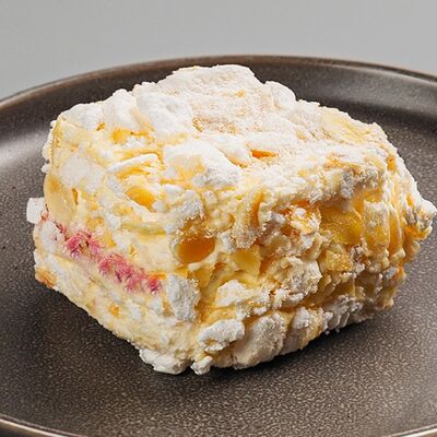 Безе с миндалем и малиной в Колбасофф по цене 390