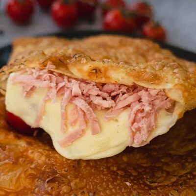 Чебурек XL с сыром и ветчиной в Чебуреки на Чайковского по цене 380 ₽