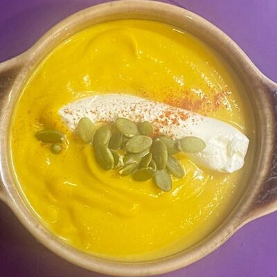 Тыквенный крем-суп со сливочным сыром и семечками в Loft Cafe по цене 390 ₽