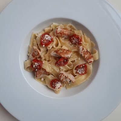 Фетучини с индейкой и вялеными томатами в ГастроБаланс по цене 499 ₽