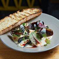 Ассорти морепродуктов со сливочным соусом в Wine Connection