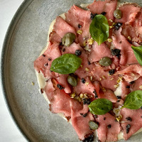 Ростбиф под соусом вителло тонато в Prana