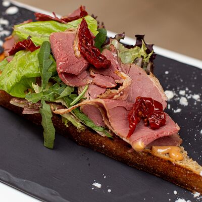 Брускетта с пастрами из мраморной говядины в Per Se по цене 525 ₽