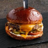 Бургер с криспи курицей, сырным соусом и моцареллой фри в Puberty