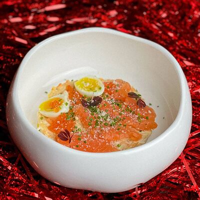 Мимоза со слабосоленой форелью и печеными овощами в Offshore по цене 530 ₽