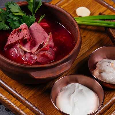 Борщ со сметаной и топленым смальцем в Пламя по цене 690 ₽