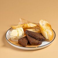 Хлебная корзина со сливочным маслом в Танин рест