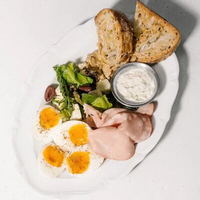 Яйца пятиминутки, мортаделла, дзадзики и тартин в Эклерная по цене 860 ₽