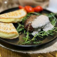 Стейк из говяжьей вырезки с кыстыбый и соусом из белых грибов в Lesnik