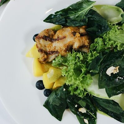 Теплый салат с цыпленком гриль и манго в Massimo по цене 630 ₽