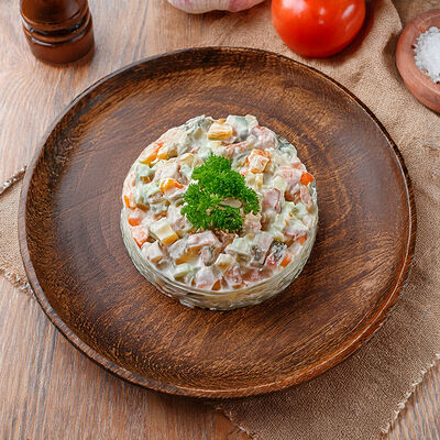 Салат Оливье с говядиной в Берлога по цене 590 ₽