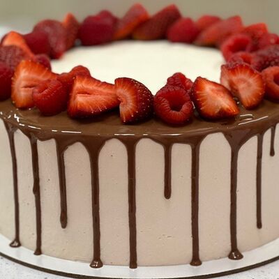 Торт малина-фисташка в Mosdesserts по цене 6500 ₽