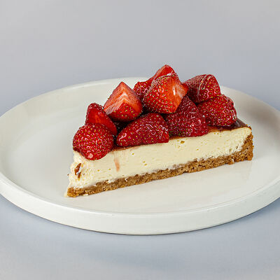 Чизкейк с клубникойв Магадан по цене 850 ₽