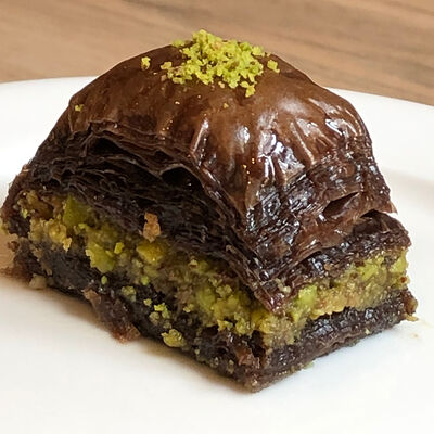 Пахлава шоколадная с фисташкой в Fistik Baklava по цене 155 ₽