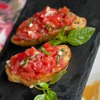 Брускетта с помидорами в Wine room gallery