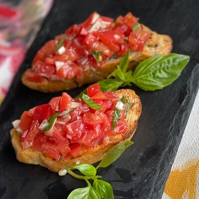 Брускетта с помидорами в Wine room gallery по цене 390 ₽
