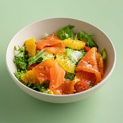 Салат с форелью и дольками апельсина в Coffeeshop Company по цене 890 ₽