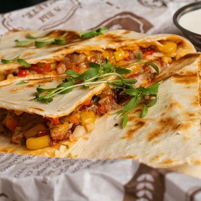 Кесадилья с курицей в Биржевик по цене 941 ₽