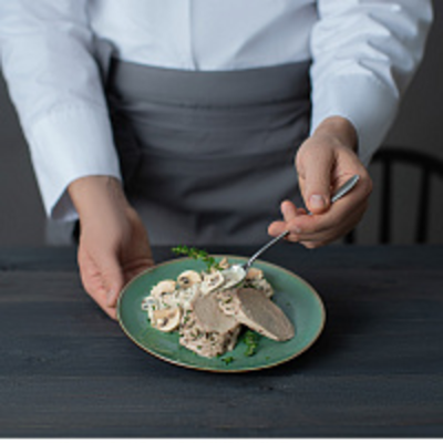Медальоны из свинины в грибном соусе форестьер, a la carte в Азбука Вкуса Экспресс Меню по цене 390 ₽
