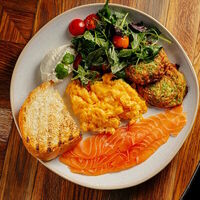 Большой завтрак с лососем в Сыроварня