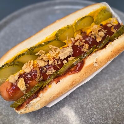 Хот-дог классическийв Мужчина готовит по цене 370 ₽