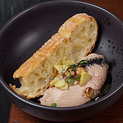 Паштет из куриной печени с вялеными яблоками в Chester по цене 450 ₽