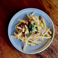 Фри с соусом и беконом в BBJ Grill & Bar