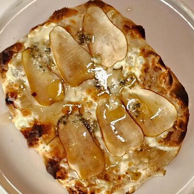 Римская пицца с грушей и сыромв Semechka по цене 910 ₽