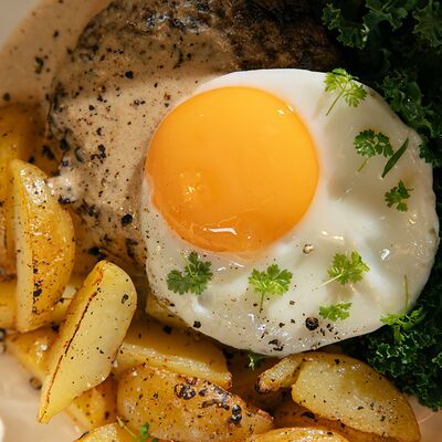 Бифштекс с яйцом и перечным соусомв SOVA по цене 1100 ₽