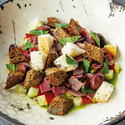 Салат с домашней пастрами из мраморной говядины, свежими сезонными овощами, гренками из пшеничного и ржаного хлеба, маслинами каламата и медово-горчичной заправкой в Smokery по цене 790 ₽