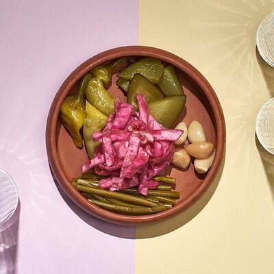 Мини-тарелка с соленьями в Хачапури и вино по цене 227 ₽