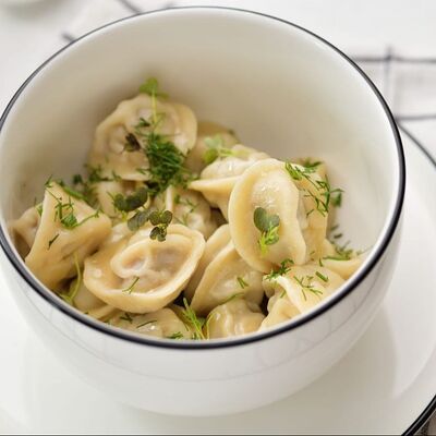 Пельмени куриные с маслом и сметаной в Охота есть по цене 345 ₽