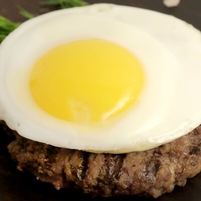 Бифштекс рубленый с яйцом в Пирожковая по цене 325 ₽