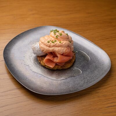 Драники из батата, лосось, яйцо пашот, голландез в 321 Club by Novikov по цене 620 ₽