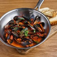 Мидии на сковородке в томатном соусе с базиликом в Клёво