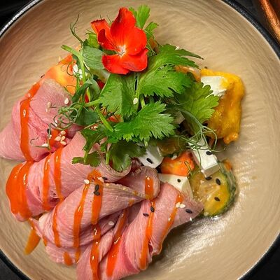 Вок-салат с говяжьим ростбифом в Kirova street по цене 350 ₽