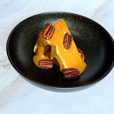 Запеченный чизкейк с соленой карамелью и пеканом в The Brasserie по цене 550 ₽