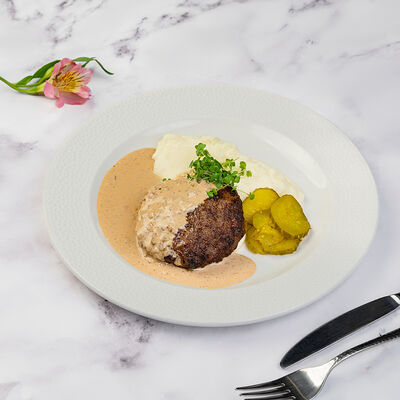 Котлета говяжья с картофельным пюре и перечным соусом в Круассан-кафе по цене 795 ₽