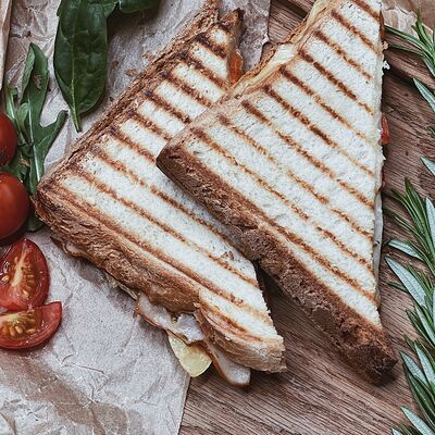 Сэндвич с куриной грудкой и соусом Цезарь в Jeffreys coffee shop по цене 309 ₽