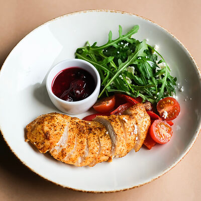 Куриная грудка с ежевичным соусом в СВОИ по цене 28 р.