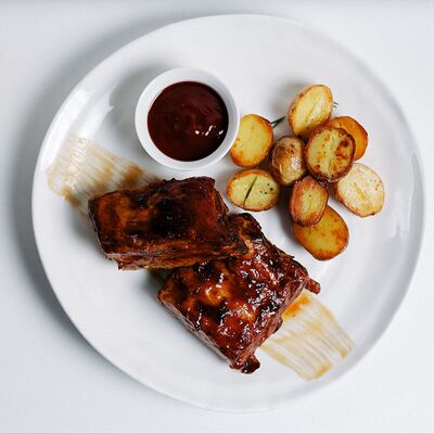 Запеченные свиные ребра с мини-картофелем и соусом барбекю в The Times Home по цене 2030 ₽