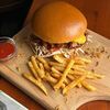 Бургер с рваной свининой в Corner Local Pub по цене 890
