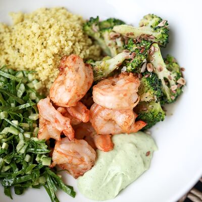 Зеленый боул с креветками, брокколи на углях и муссом из феты в Folk по цене 990 ₽