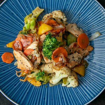 Филе индейки с овощами аль-денте в Daddys pub по цене 645 ₽