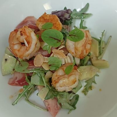 Салат с креветками, авокадо и ореховым соусом в Friday по цене 690 ₽
