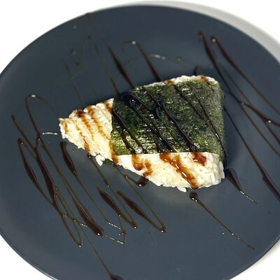 Онигири с лососем в Бобер Выдыхай по цене 310 ₽