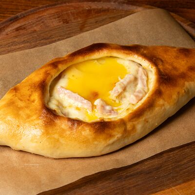 Хачапури по-аджарски с ветчиной в Хинкали-Дали по цене 460 ₽