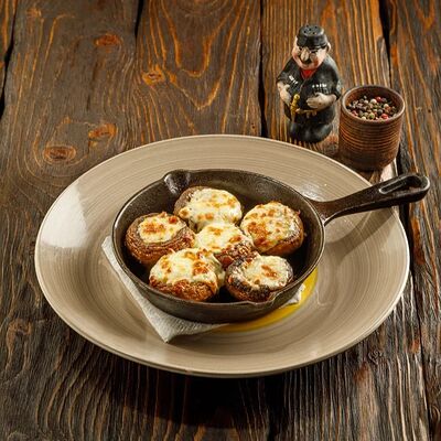 Шляпки шампиньонов запеченные под домашним сыром в Гоча по цене 370 ₽