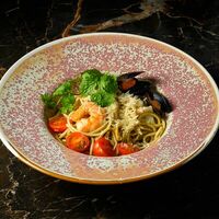 Спагетти с морепродуктами в соусе песто в Veranda Bar