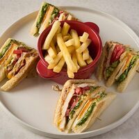 Клаб сэндвич с яйцом и беконом в Macadamia кафе